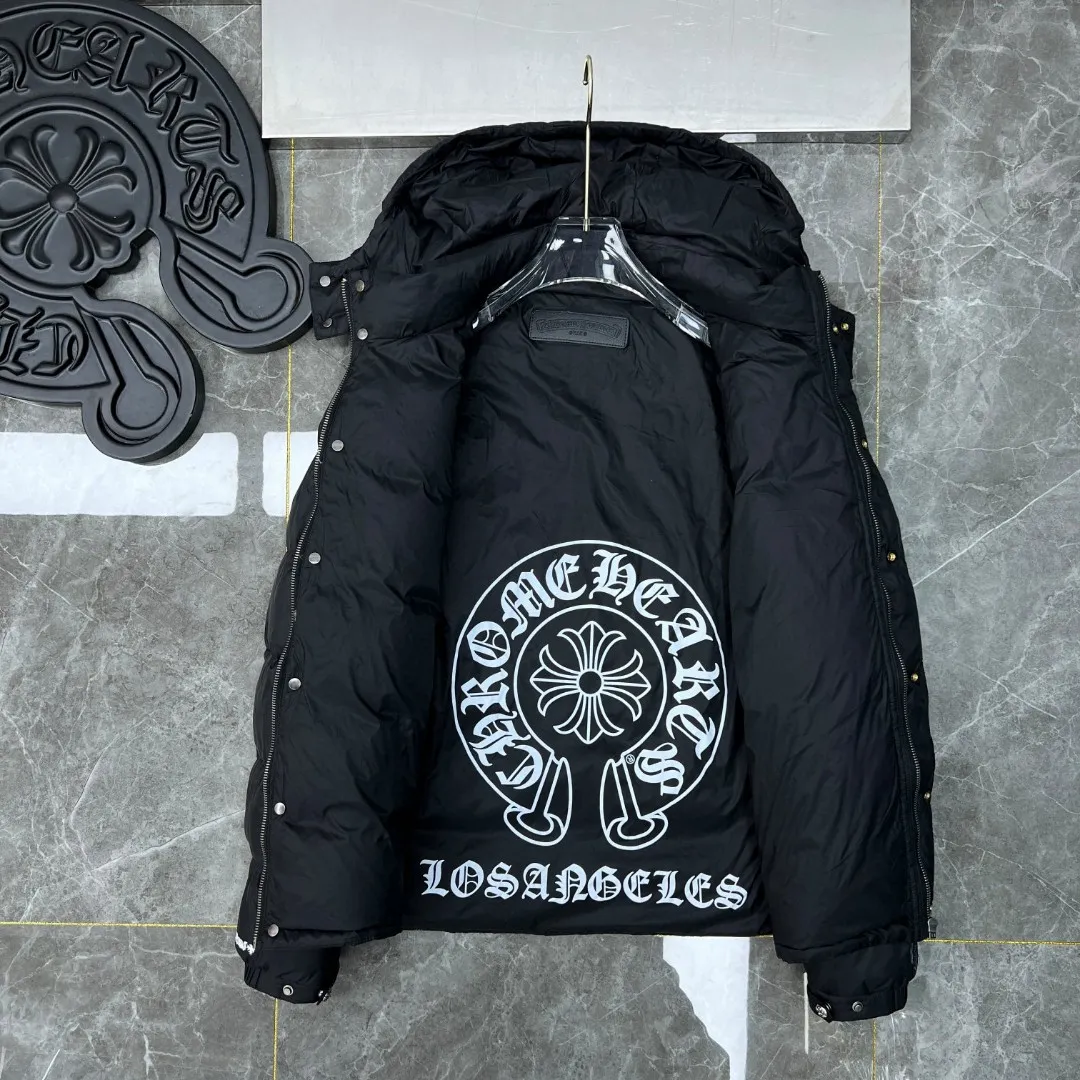P716 Chrome Hearts ❄️Winter Down Jacket Series❄️ Chrome Hearts Sanskrit Embroidery Series Hooded Down Jacket is on sale at the counter at the same time❤The hood is removable❤️Reversible. The best Guangzhou Inspection National Standard 90 down jacket on the market! ! The world’s highest fluffiness of 900D! ! High standard and sufficient down filling! ! Windproof and waterproof special custom-made fabric on the outside High-grade matte liner lining on the inside to prevent linting Original hardware molding Tajima machine leather embroidery process Can be worn casually or formally